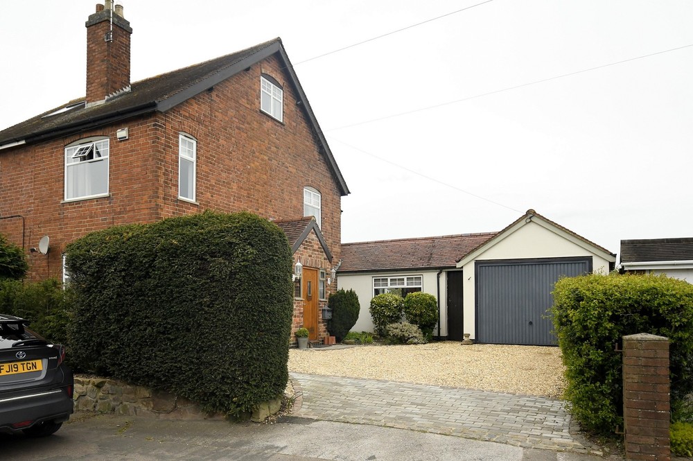 Charming Victorian Cottage for Sale: Oakview, Anslow - £370,000