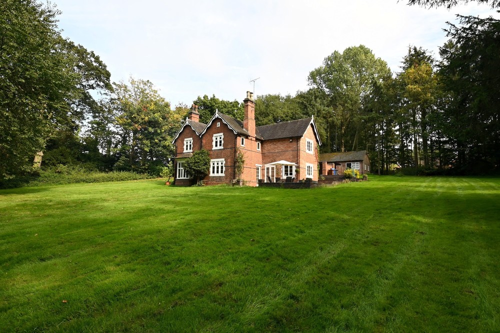 Discover Your Dream Home!    Lawnbank House, Wychnor - £1,150,000