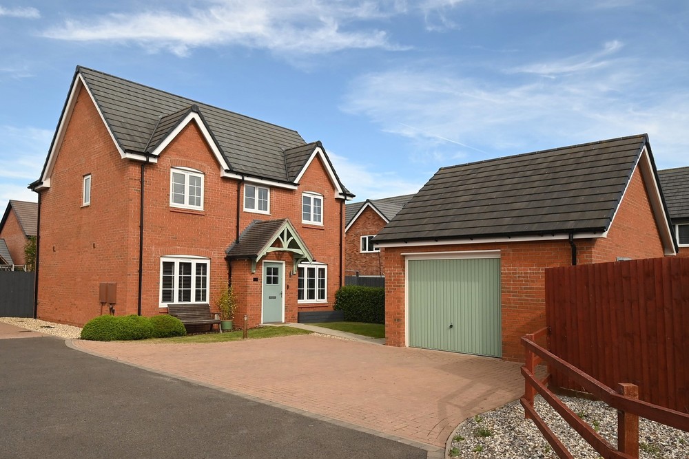 New Price: £399,950 Hayfield Drive, Tatenhill