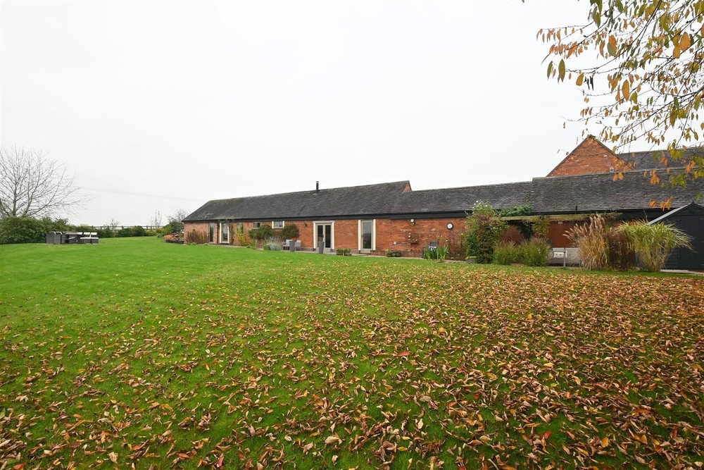 Fabulous New Property to Market: Long Barn, Yoxall - £715,000